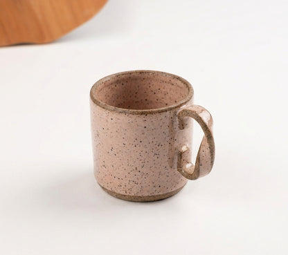 Caneca Alça Torcida em cerâmica artesanal — argila Flocos, esmalte Nude