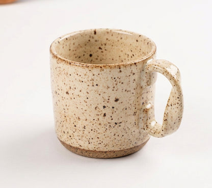 Caneca Alça Torcida em cerâmica artesanal — argila Flocos, esmalte Pedra Sabão
