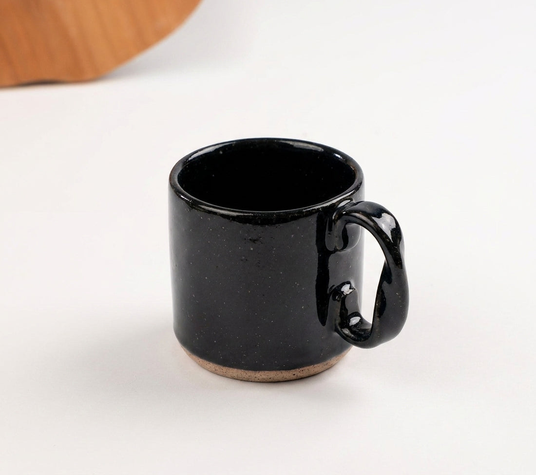 Caneca Alça Torcida em cerâmica artesanal — argila Flocos, esmalte Preto Ébano