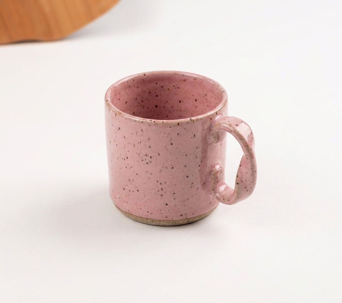 Caneca Alça Torcida em cerâmica artesanal — argila Flocos, esmalte Rosa Barbie