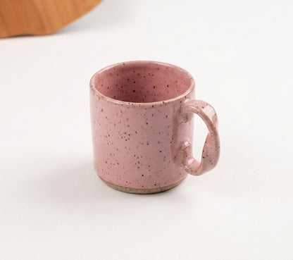 Caneca Alça Torcida em cerâmica artesanal — argila Flocos, esmalte Rosa Barbie