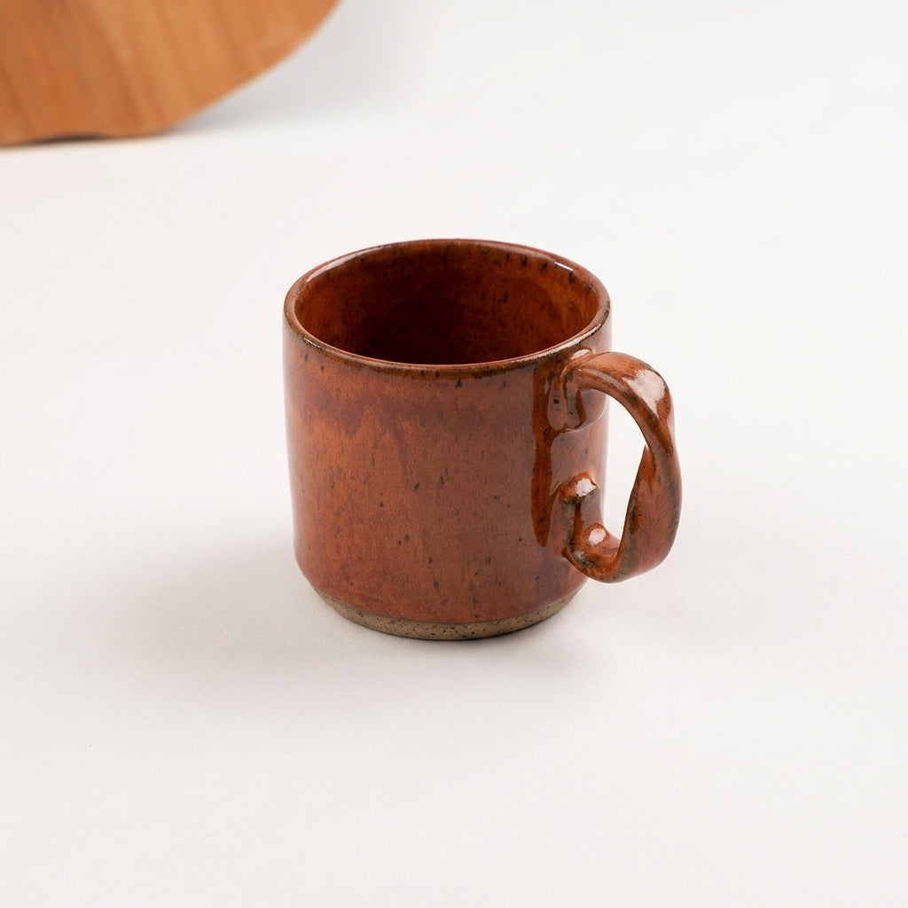 Caneca Alça Torcida em cerâmica artesanal — argila Flocos, esmalte Sol de Terracota