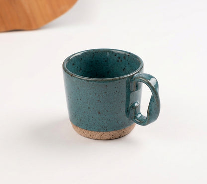 Caneca Alça Torcida em cerâmica artesanal — argila Flocos, esmalte Verde Exército