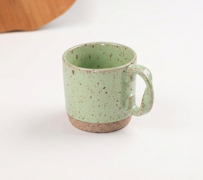 Caneca Alça Torcida em cerâmica artesanal — argila Flocos, esmalte Verde Menta