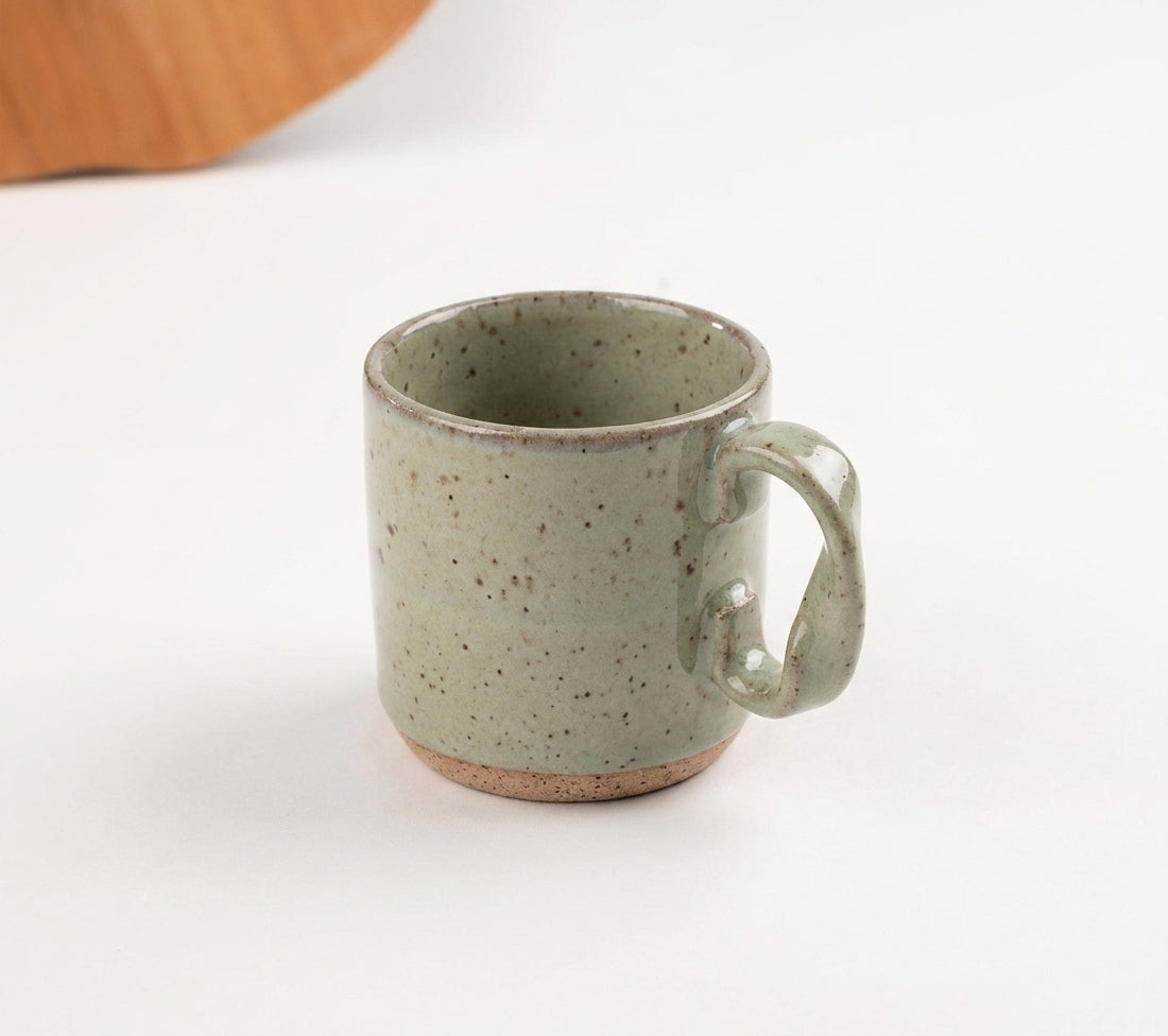 Caneca Alça Torcida em cerâmica artesanal — argila Flocos, esmalte Verde Pompeia