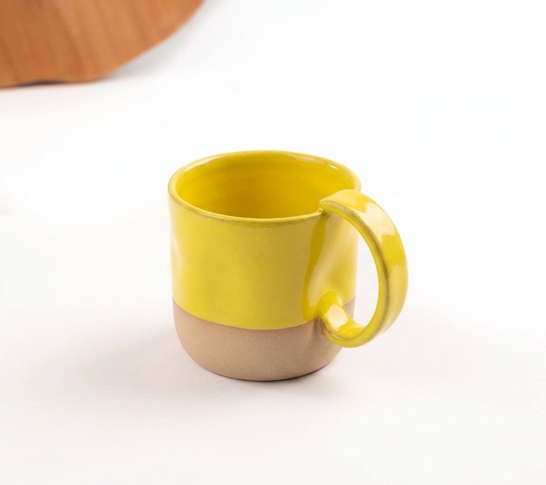 Caneca Amassadinha em cerâmica artesanal — argila Cappuccino, esmalte Amarelo Intenso
