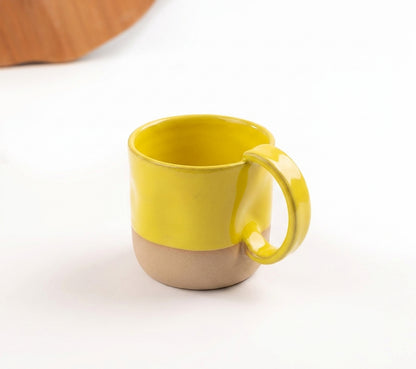 Caneca Amassadinha em cerâmica artesanal — argila Cappuccino, esmalte Amarelo Intenso