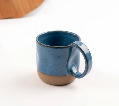Caneca Amassadinha em cerâmica artesanal — argila Cappuccino, esmalte Azul Safira