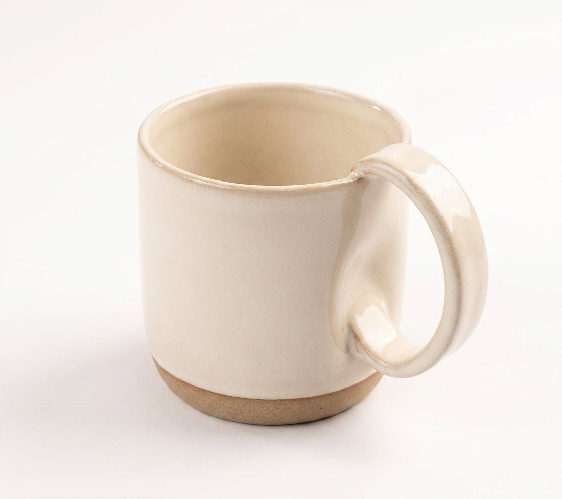 Caneca Amassadinha em cerâmica artesanal — argila Cappuccino, esmalte Branco AMME