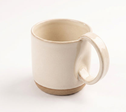 Caneca Amassadinha em cerâmica artesanal — argila Cappuccino, esmalte Branco AMME