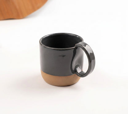 Caneca Amassadinha em cerâmica artesanal — argila Cappuccino, esmalte Grafite