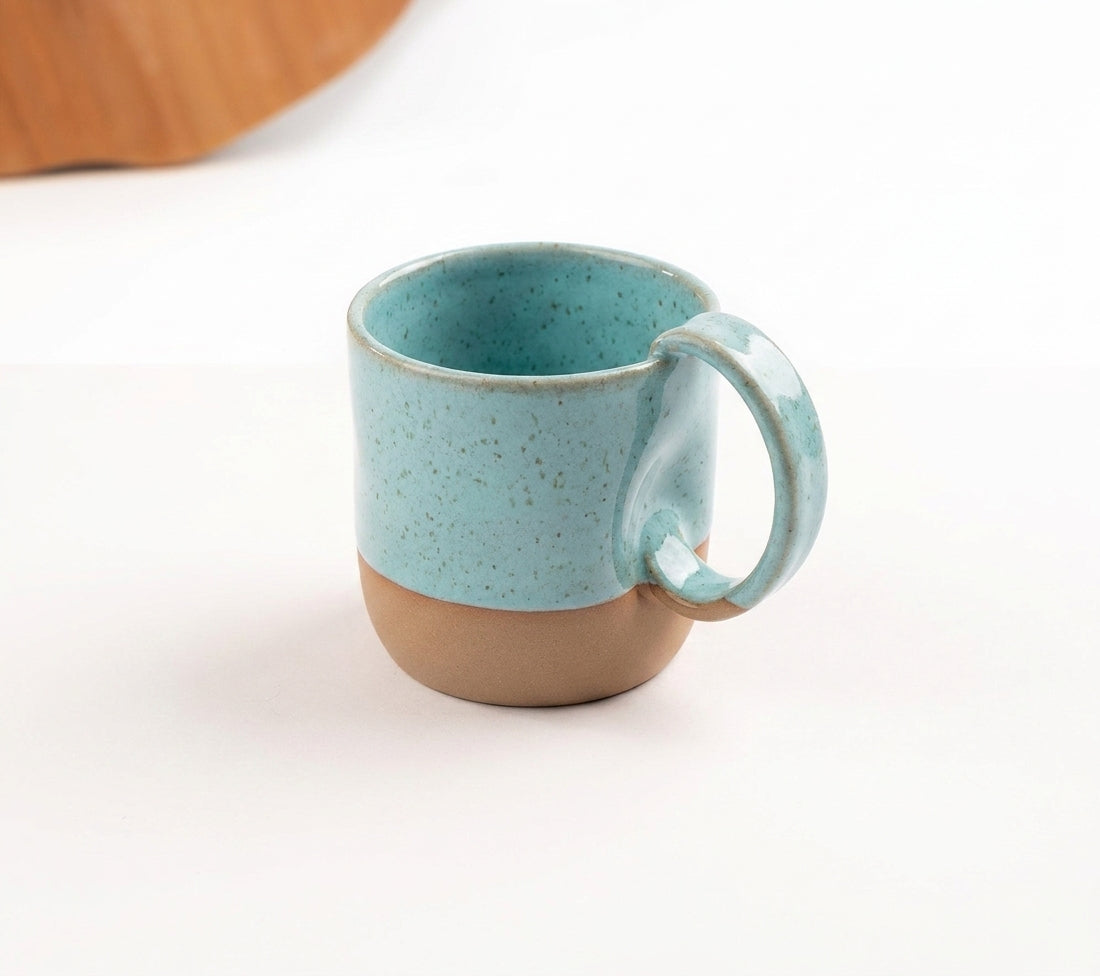 Caneca Amassadinha em cerâmica artesanal — argila Cappuccino, esmalte Jujuba
