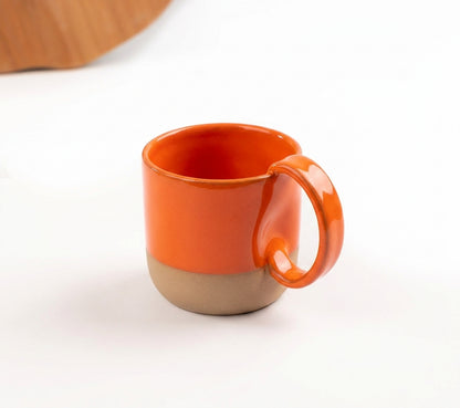 Caneca Amassadinha em cerâmica artesanal — argila Cappuccino, esmalte Laranja Intenso