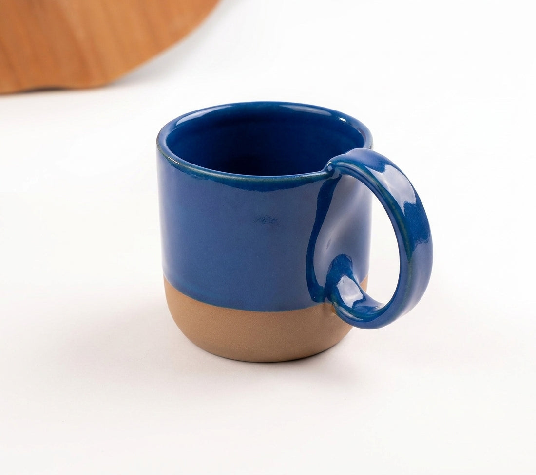 Caneca Amassadinha em cerâmica artesanal — argila Cappuccino, esmalte Lazuli