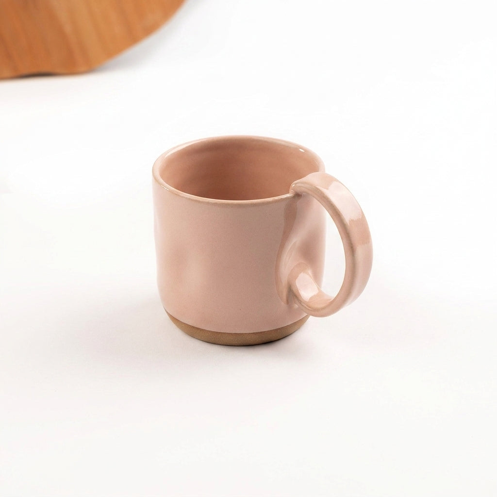 Caneca Amassadinha em cerâmica artesanal — argila Cappuccino, esmalte Nude