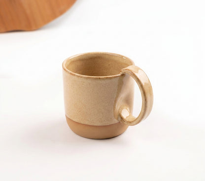 Caneca Amassadinha em cerâmica artesanal — argila Cappuccino, esmalte Pedra Sabão