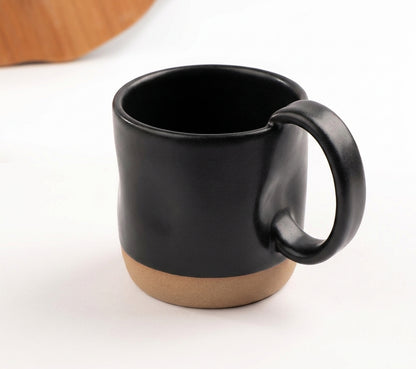 Caneca Amassadinha em cerâmica artesanal — argila Cappuccino, esmalte Preto Acetinado