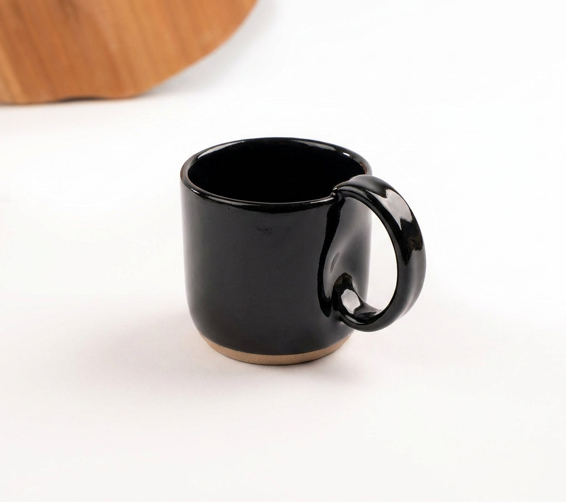 Caneca Amassadinha em cerâmica artesanal — argila Cappuccino, esmalte Preto Ébano