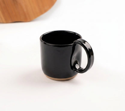 Caneca Amassadinha em cerâmica artesanal — argila Cappuccino, esmalte Preto Ébano