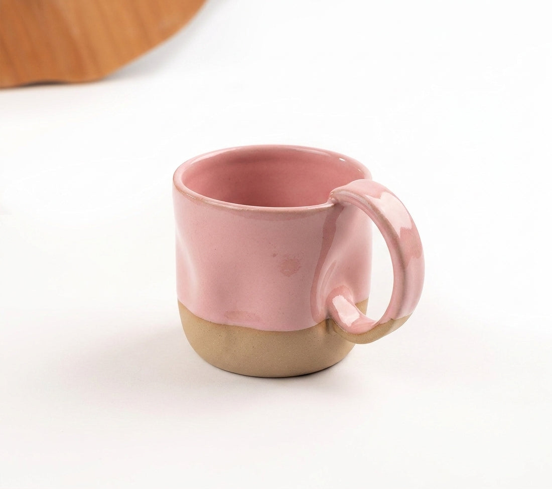 Caneca Amassadinha em cerâmica artesanal — argila Cappuccino, esmalte Rosa Barbie