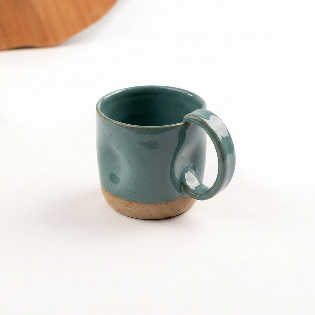 Caneca Amassadinha em cerâmica artesanal — argila Cappuccino, esmalte Verde Exército