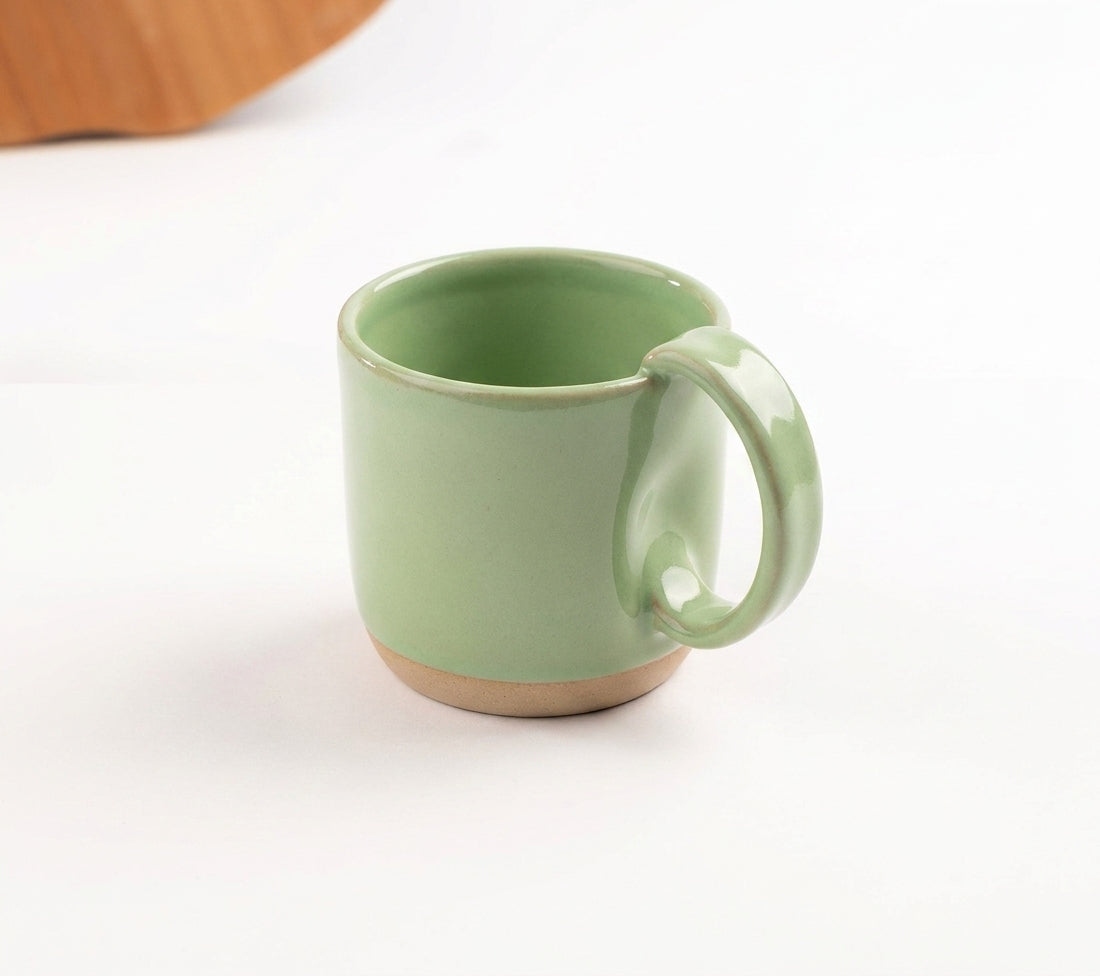 Caneca Amassadinha em cerâmica artesanal — argila Cappuccino, esmalte Verde Menta