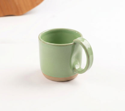 Caneca Amassadinha em cerâmica artesanal — argila Cappuccino, esmalte Verde Menta
