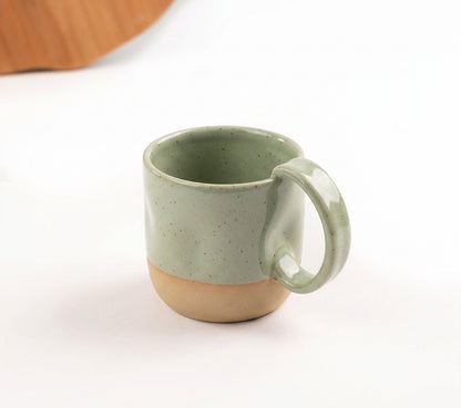 Caneca Amassadinha em cerâmica artesanal — argila Cappuccino, esmalte Verde Pompeia