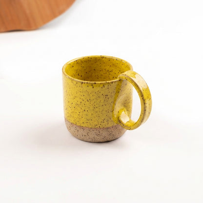 Caneca Amassadinha em cerâmica artesanal — argila Flocos, esmalte Amarelo Intenso