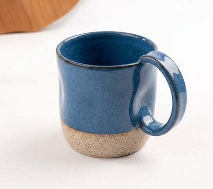 Caneca Amassadinha em cerâmica artesanal — argila Flocos, esmalte Azul Safira