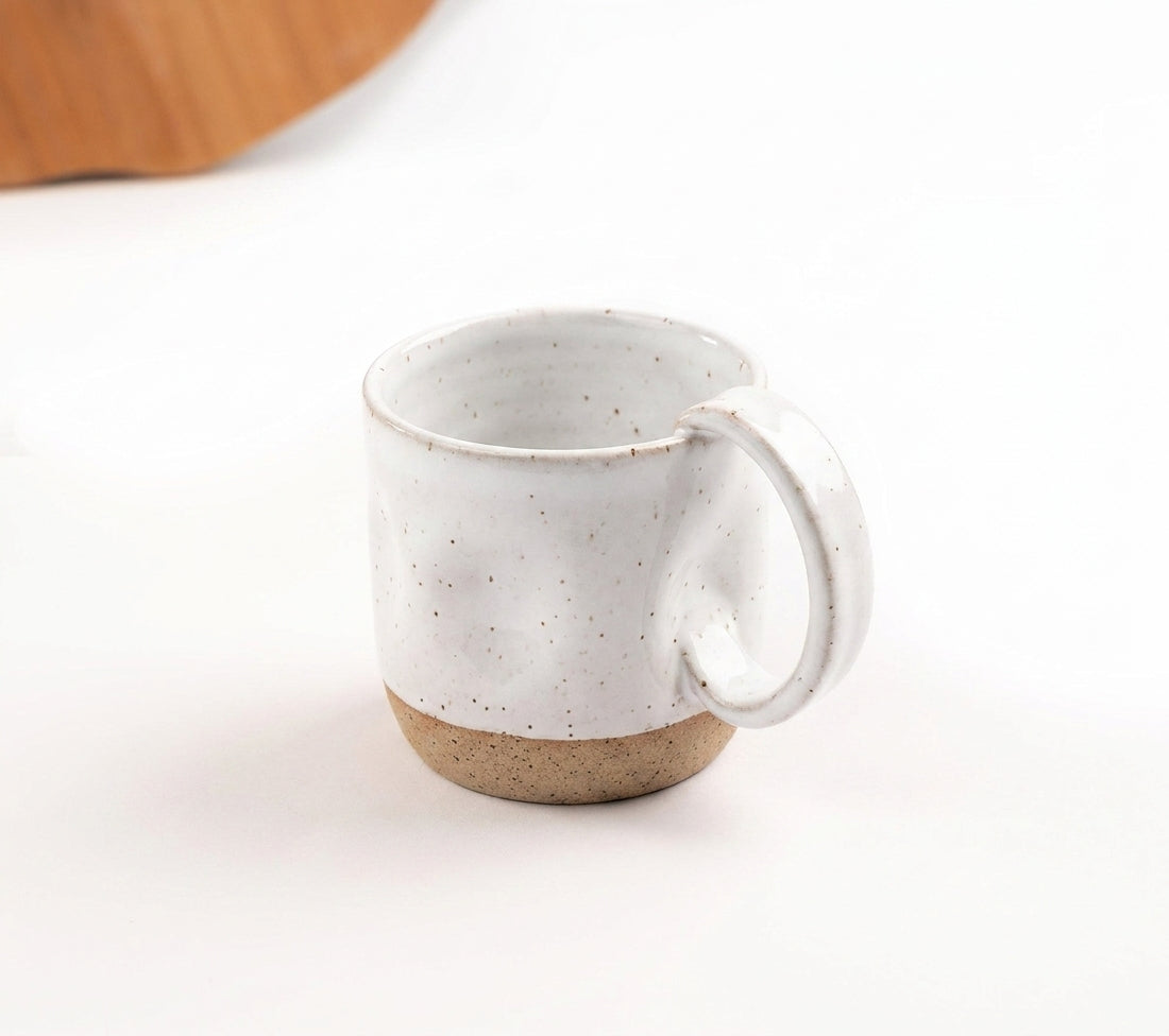 Caneca Amassadinha em cerâmica artesanal — argila Flocos, esmalte Branco AMME