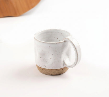 Caneca Amassadinha em cerâmica artesanal — argila Flocos, esmalte Branco AMME