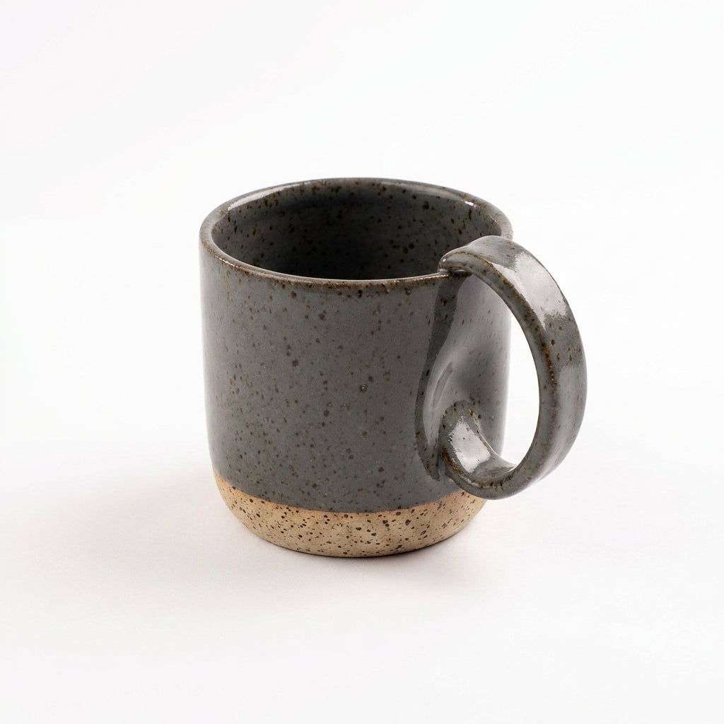 Caneca Amassadinha em cerâmica artesanal — argila Flocos, esmalte Grafite