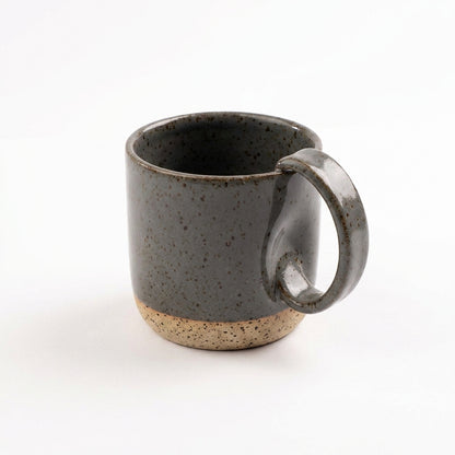 Caneca Amassadinha em cerâmica artesanal — argila Flocos, esmalte Grafite