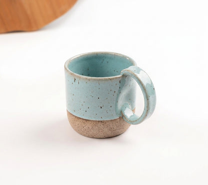 Caneca Amassadinha em cerâmica artesanal — argila Flocos, esmalte Jujuba