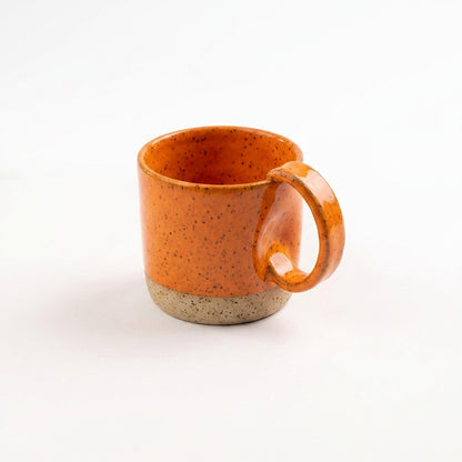 Caneca Amassadinha em cerâmica artesanal — argila Flocos, esmalte Laranja Intenso