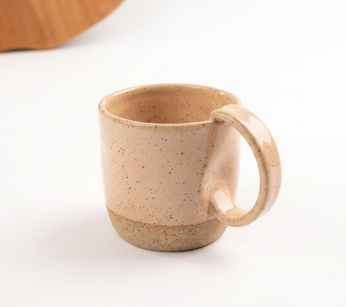 Caneca Amassadinha em cerâmica artesanal — argila Flocos, esmalte Nude