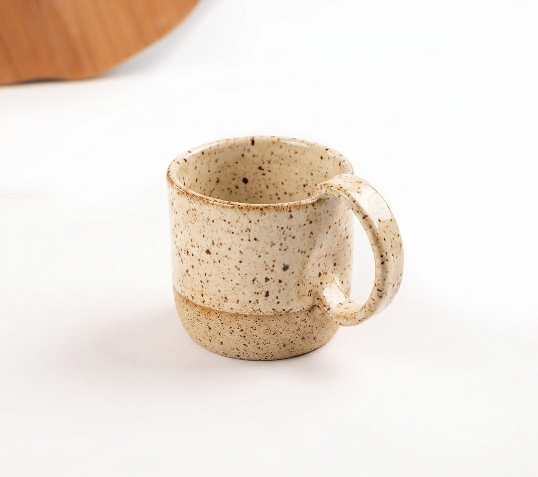 Caneca Amassadinha em cerâmica artesanal — argila Flocos, esmalte Pedra Sabão