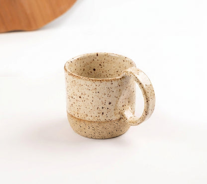 Caneca Amassadinha em cerâmica artesanal — argila Flocos, esmalte Pedra Sabão