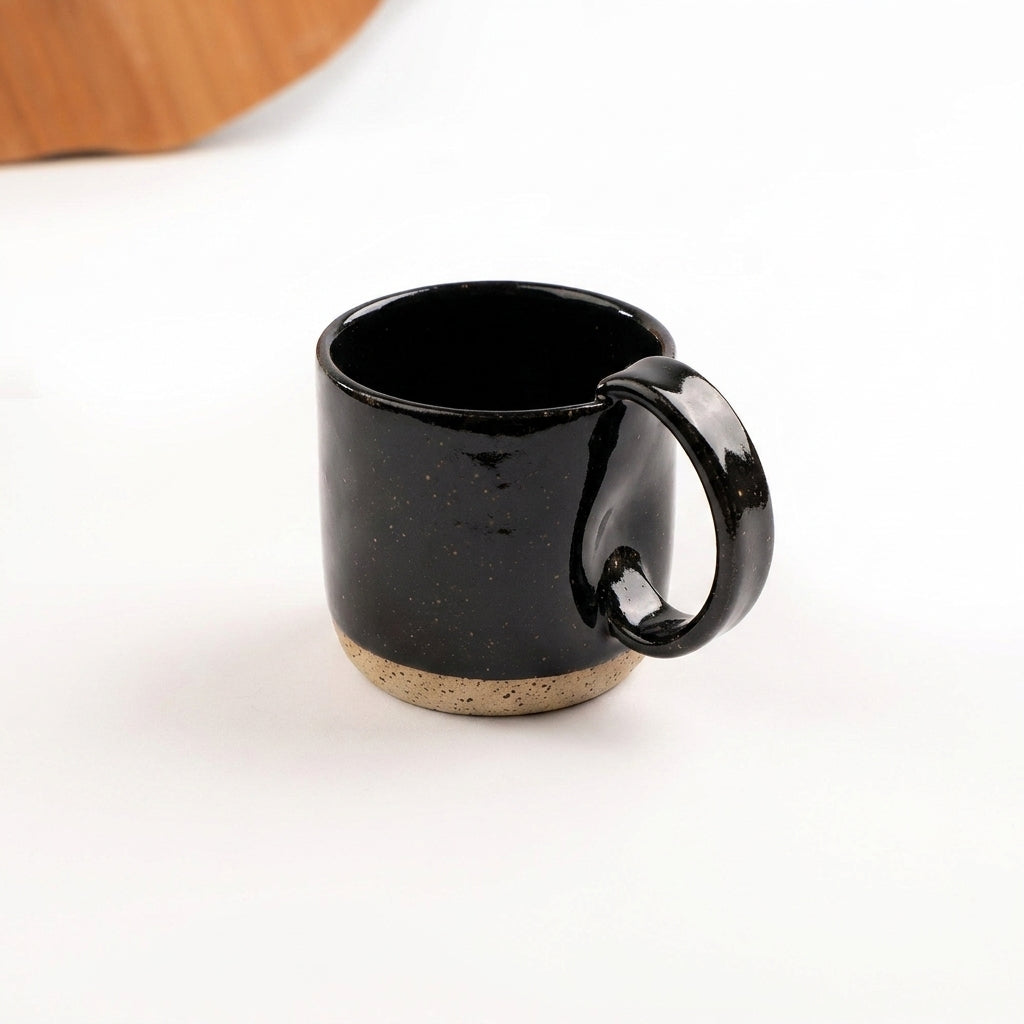 Caneca Amassadinha em cerâmica artesanal — argila Flocos, esmalte Preto Ébano