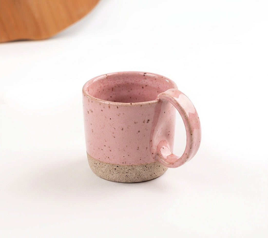 Caneca Amassadinha em cerâmica artesanal — argila Flocos, esmalte Rosa Barbie