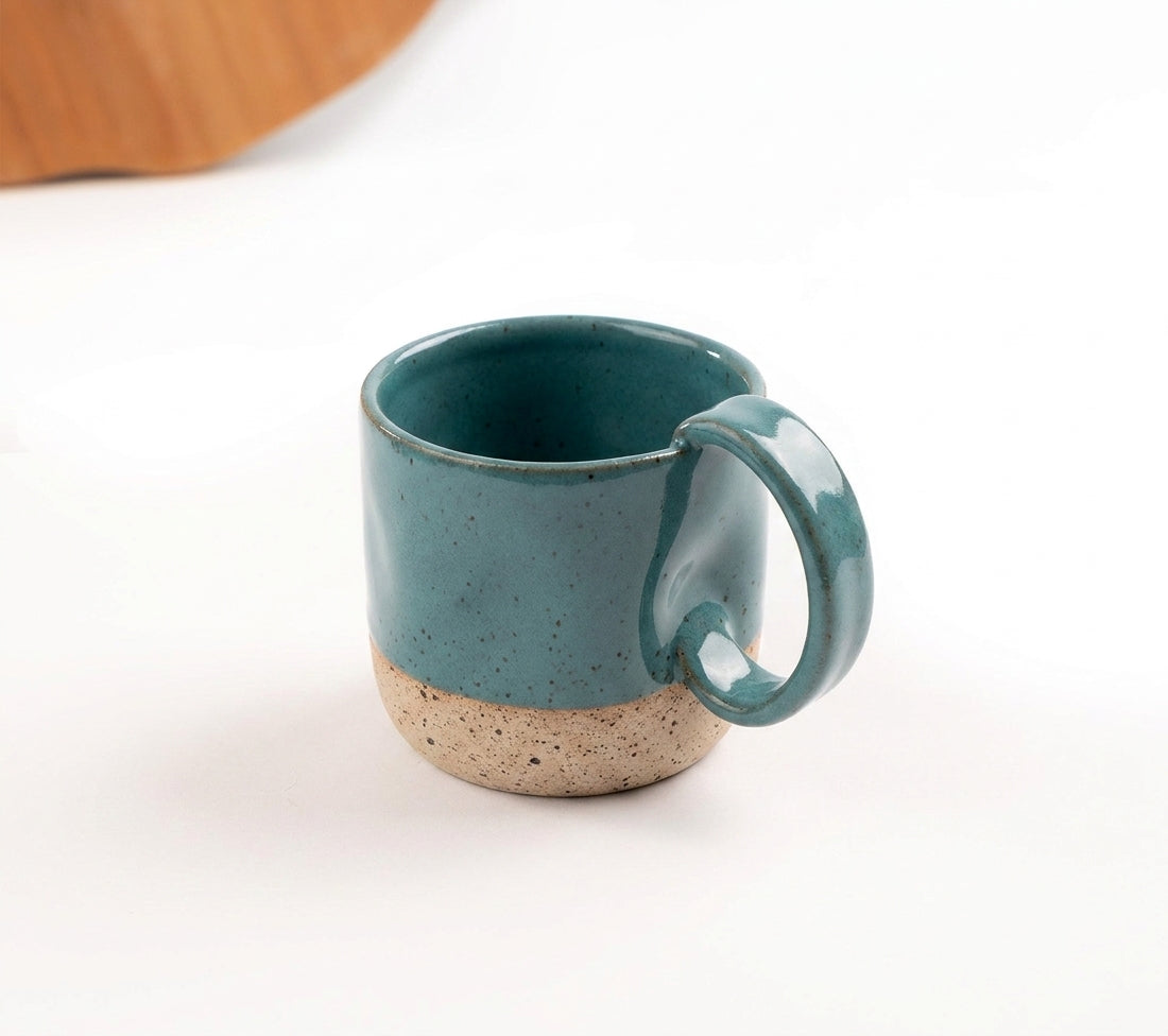 Caneca Amassadinha em cerâmica artesanal — argila Flocos, esmalte Verde Exército
