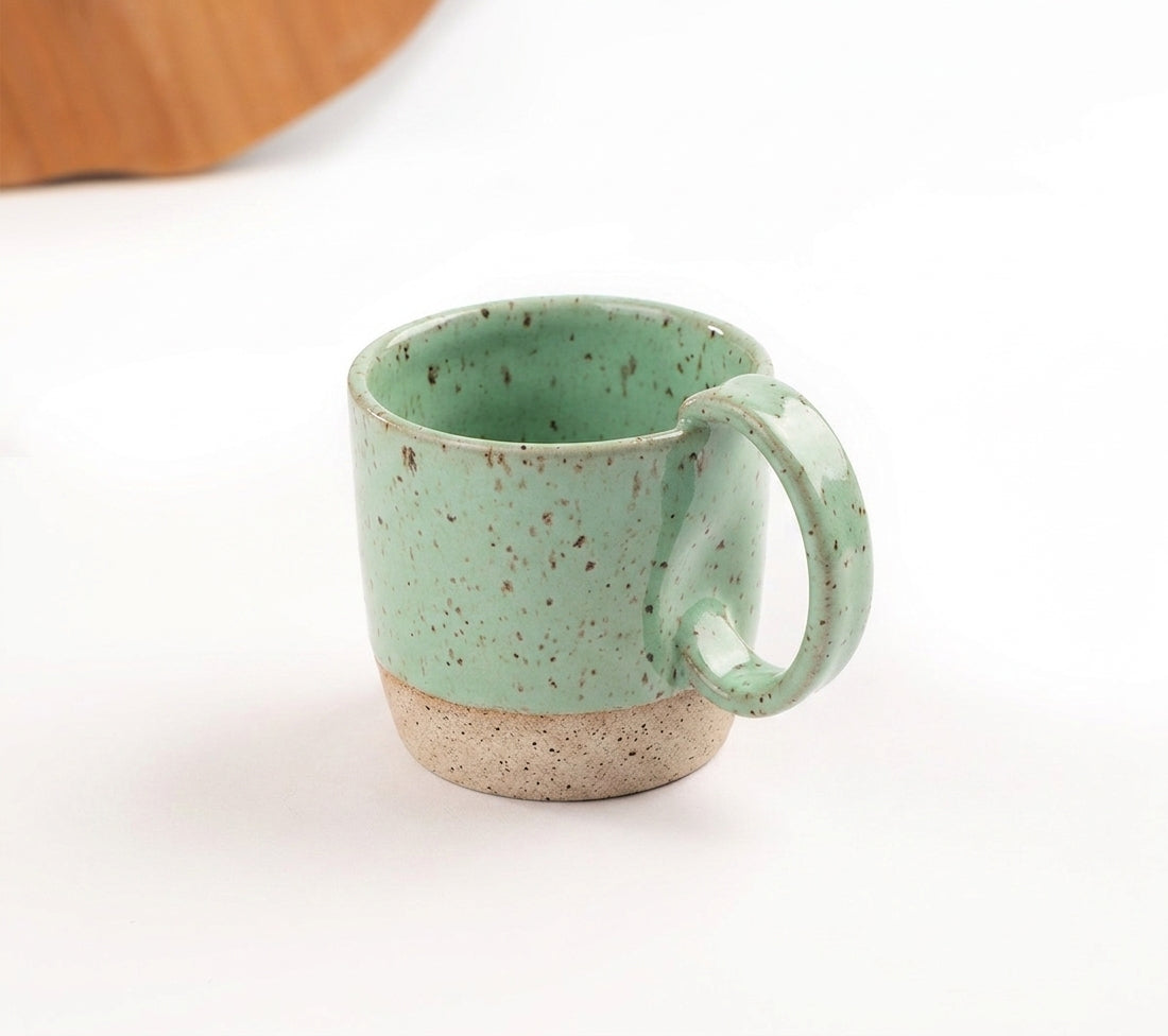 Caneca Amassadinha em cerâmica artesanal — argila Flocos, esmalte Verde Menta