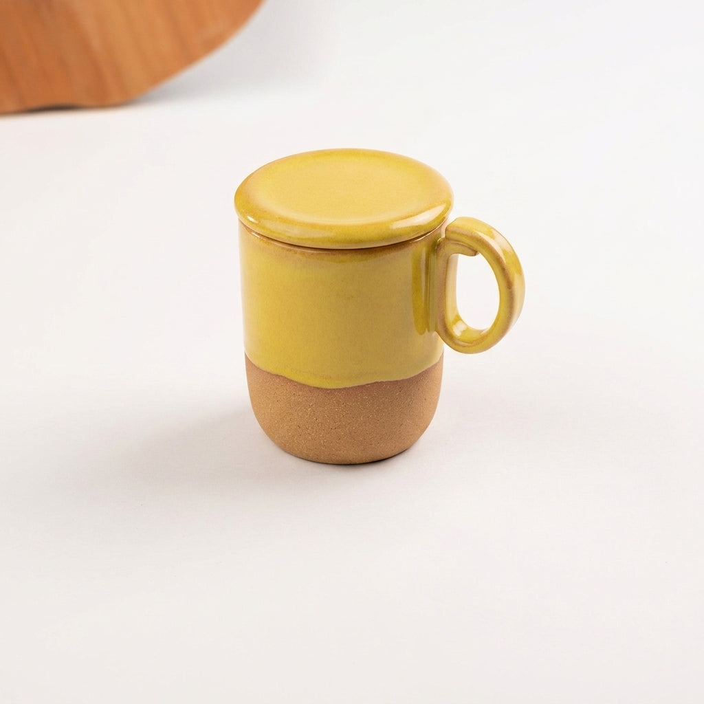 Caneca Encontro com recorte para chá e tampinha em cerâmica artesanal — argila Cappuccino, esmalte Amarelo Intenso