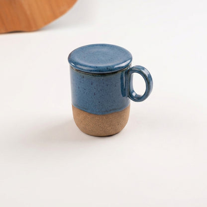 Caneca Encontro com recorte para chá e tampinha em cerâmica artesanal — argila Cappuccino, esmalte Azul Safira