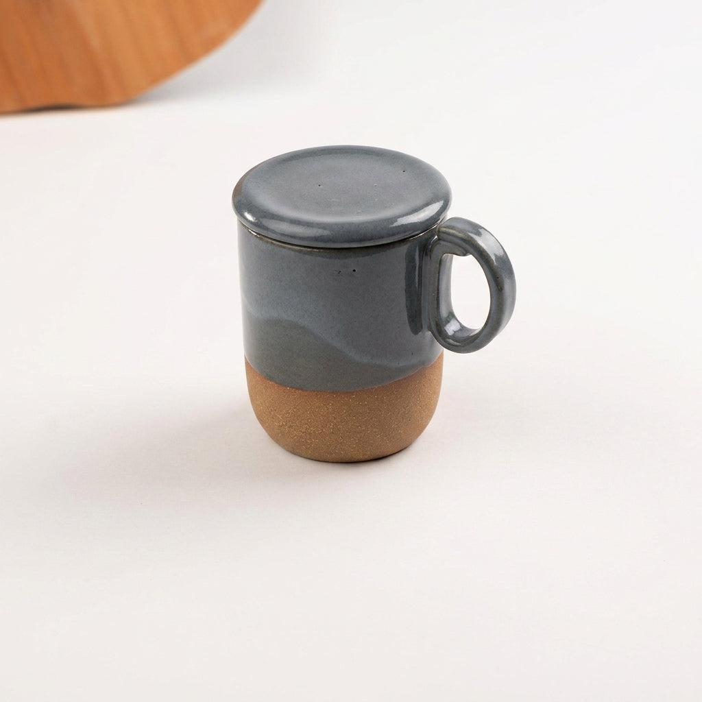 Caneca Encontro com recorte para chá e tampinha em cerâmica artesanal — argila Cappuccino, esmalte Grafite