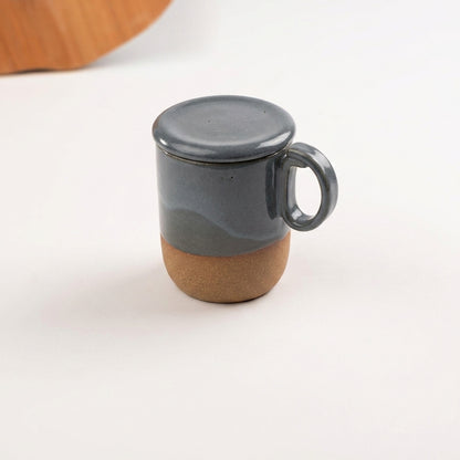 Caneca Encontro com recorte para chá e tampinha em cerâmica artesanal — argila Cappuccino, esmalte Grafite