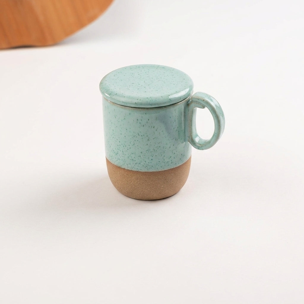 Caneca Encontro com recorte para chá e tampinha em cerâmica artesanal — argila Cappuccino, esmalte Jujuba
