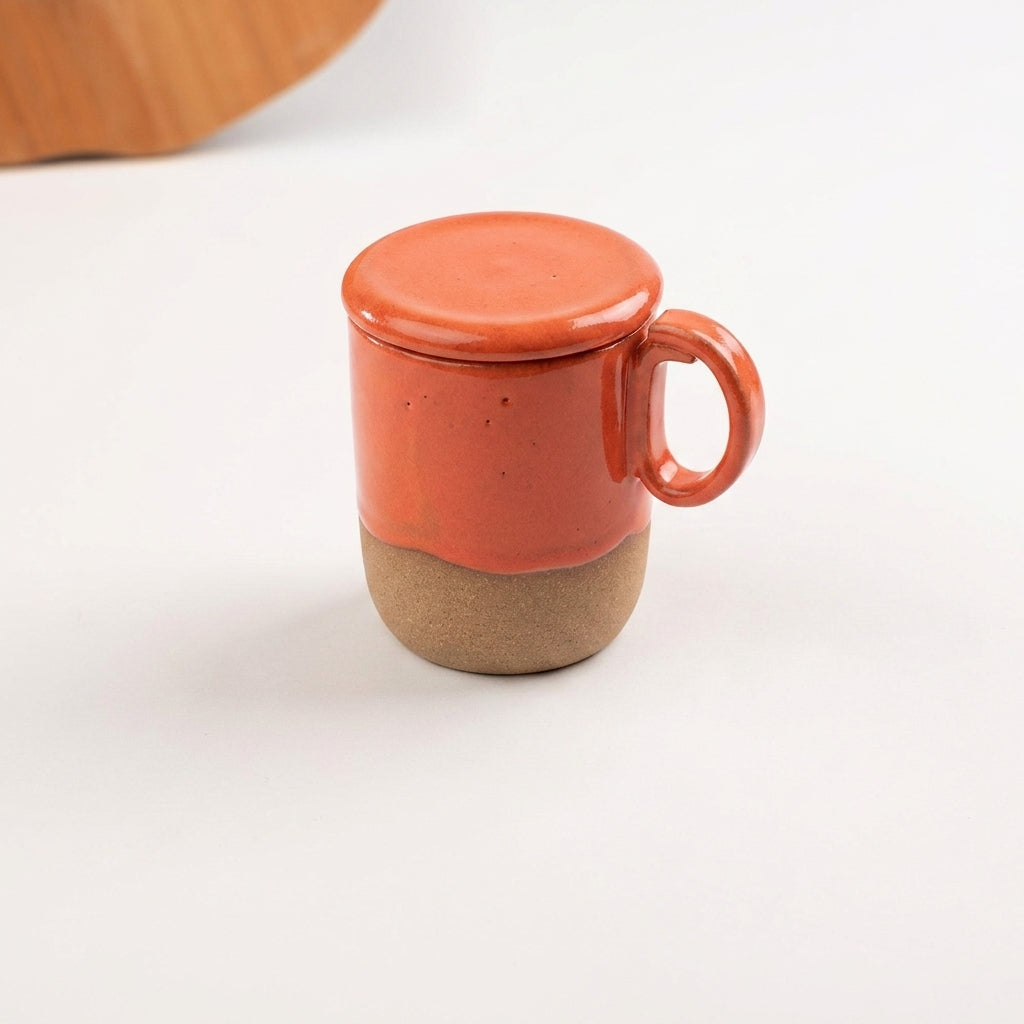 Caneca Encontro com recorte para chá e tampinha em cerâmica artesanal — argila Cappuccino, esmalte Laranja Intenso