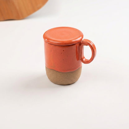 Caneca Encontro com recorte para chá e tampinha em cerâmica artesanal — argila Cappuccino, esmalte Laranja Intenso